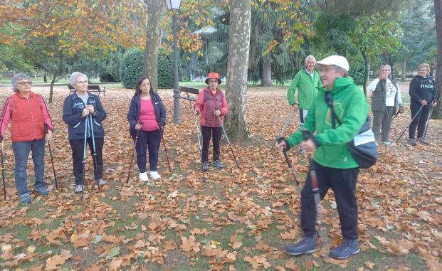 Participantes en las 'Caminatas intergeneracionales' organizads por el área de Fisioterapia del Campus de Ponferrada./