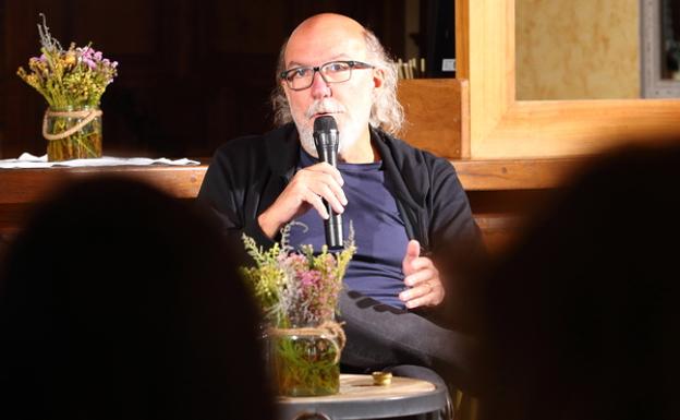 El publicista y director creativo Toni Segarra protagoniza la quinta sesión de 'Las charlas del 50 aniversario de Prada A Tope' en el Palacio de Canedo.