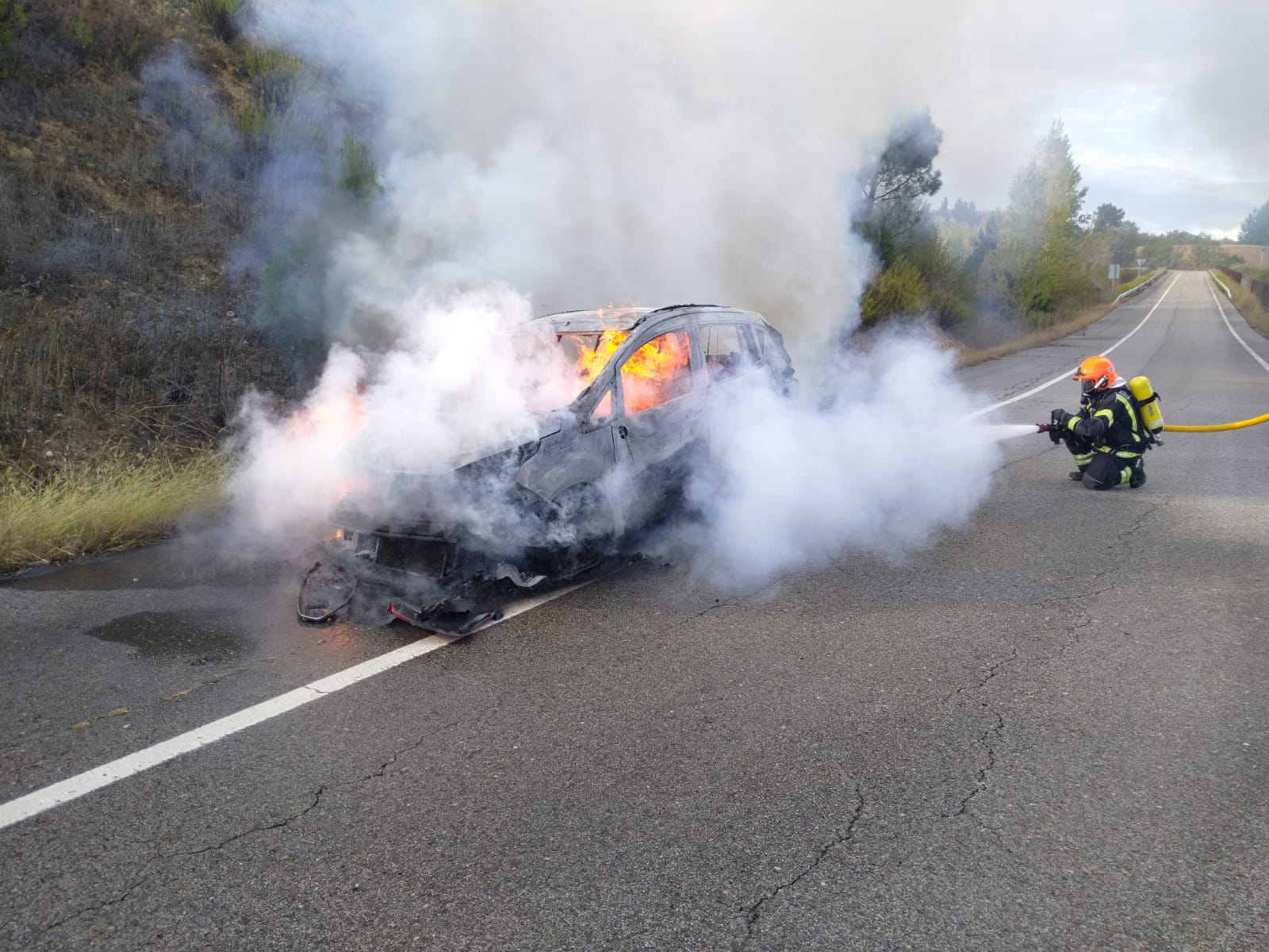 Los extintores cedidos por un camionero ayudaron a sofocar las llamas que se originaban en el turismo pasadas las 17.00 horas de este martes en el kilómetro 12 de la CL 631.