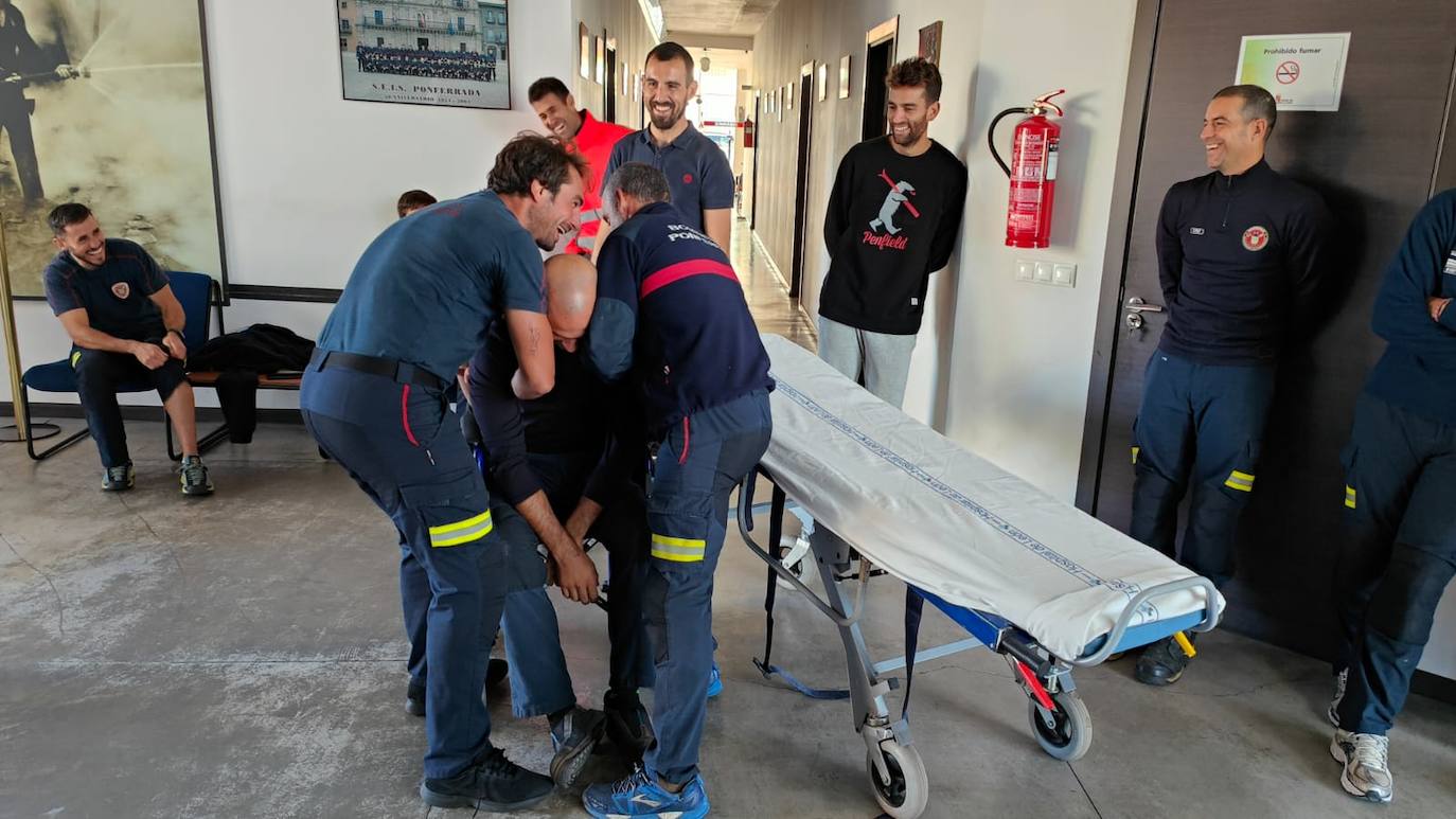 Los bomberos de Ponferrada participan en el curso de 'Movilización de víctimas caídas en entornos domiciliarios'.