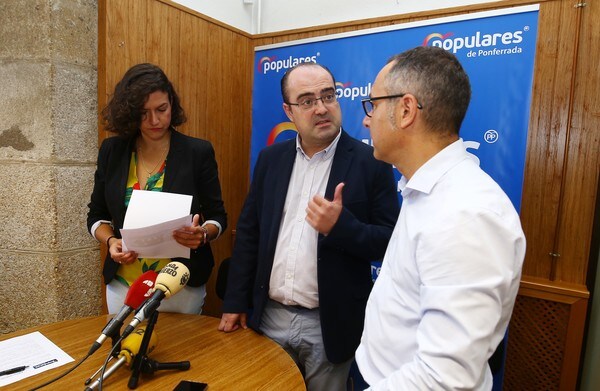 El portavoz municipal del PP, Marco Morala, conversa con los ediles Lidia Coca y Carlos Cortina./César Sánchez