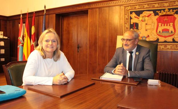 El alcalde de Ponferrada y la la directora de fundación, en la reunión celbrada este martes en el Ayuntamiento.