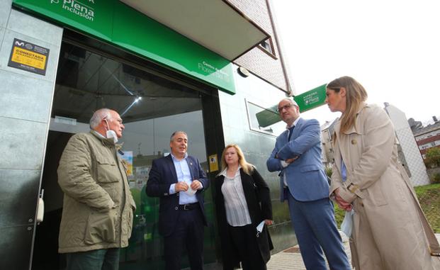 El alcalde de Ponferrada visitó las instalaciones de Asprona Bierzo en el barr de Flores del Sil./César Sánchez