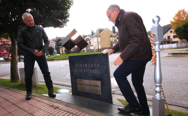 El alcalde de Ponferrada, Olegario Ramón (D), descubre una placa en memoria del escultor Pablo Voces (I)./CÉsar Sánchez