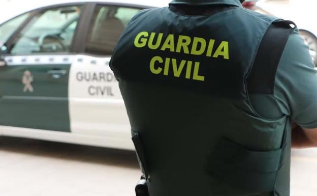 La Guardia Civil investiga los robos en gasolineras de Camponaraya y Cacabelos./