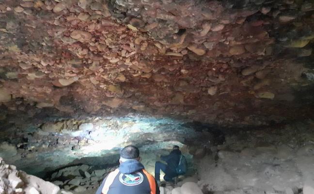 Investigadores del IEC) hallaron este domingo lo que parece ser una antigua mina de oro subterránea de la época romana en el paraje de Las Ferreiruscas en Puente./