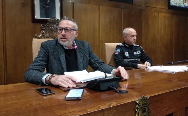 El concejal de Seguridad Ciudadana y el Intendente de la Policía Local de Ponferrada, en la presentación.
