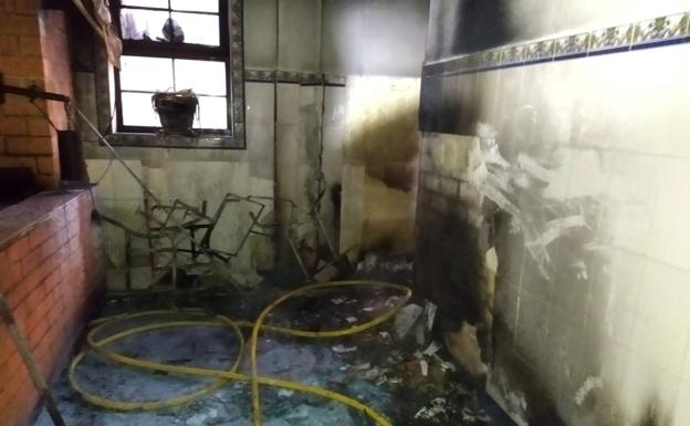 Imagen de los daños causados por el incendio en el trastero anexo a una cocina usada para asar pimientos en el Palacio de Canedo./