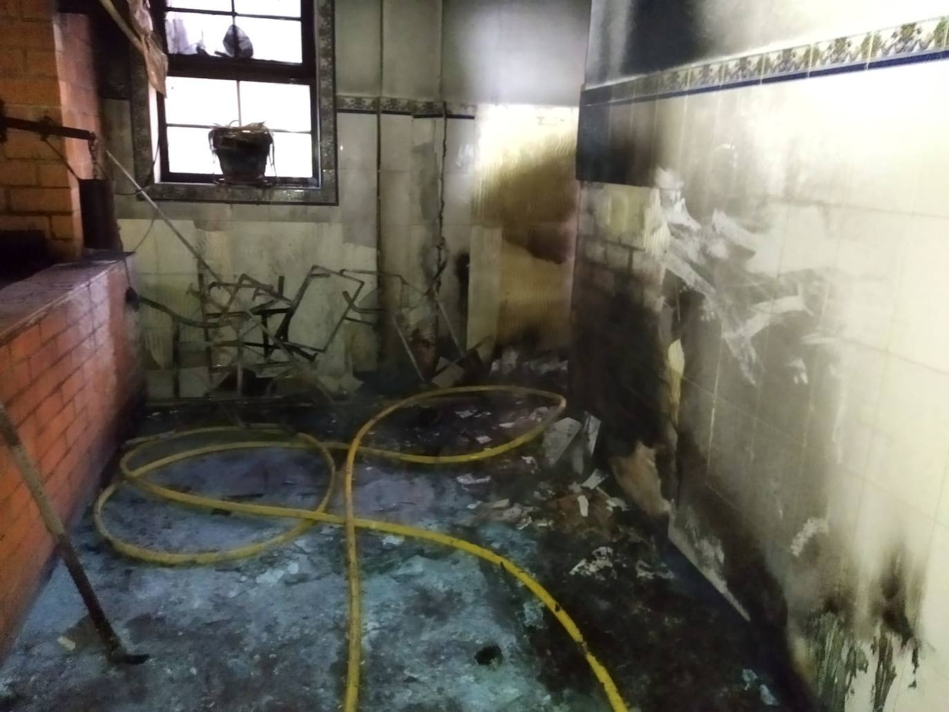 Imagen de los daños causados por el incendio en el trastero anexo a una cocina usada para asar pimientos en el Palacio de Canedo.