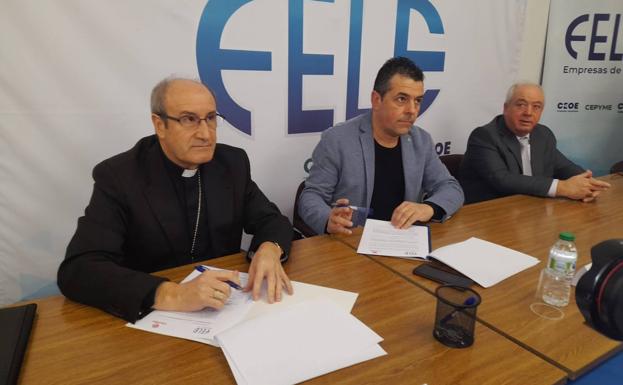 El obispo de la Diócesis de Astorga y el presidente de Fele Bierzo, en la firma del acuerdo. /
