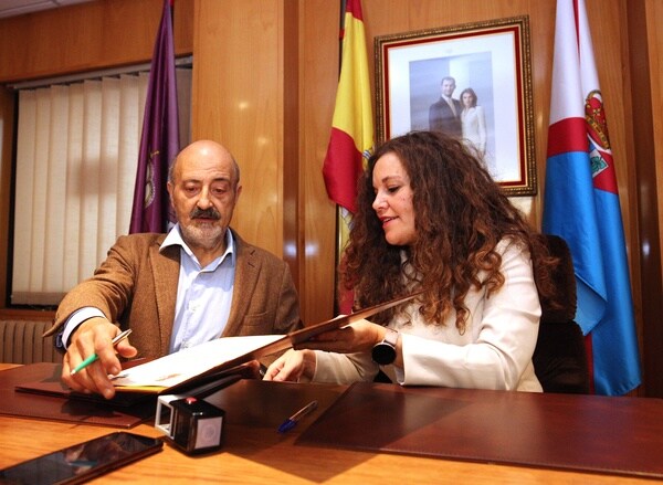 El presidente de la CHMS junto a la alcaldesa de Bembibre durante la firma del protocolo de colaboración.