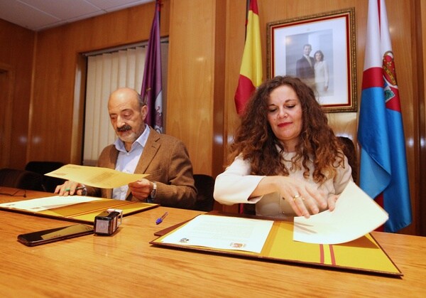 El presidente de la CHMS junto a la alcaldesa de Bembibre durante la firma del protocolo de colaboración.