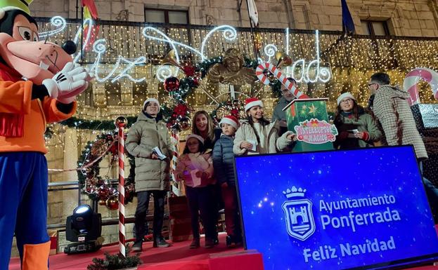 Encendido de la iluminación navideña en la plaza del Ayuntamiento de Ponferrada./E. Jiménez