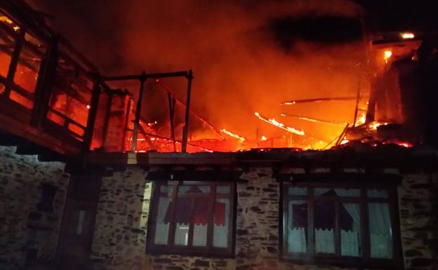 El incendio calcinó la primera planta de una vivienda situada en Castroquilame./
