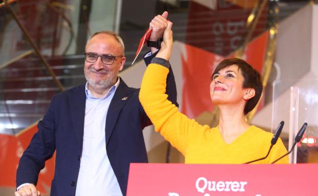La ministra Isabel Rodríguez, junto al candidato del PSOE a la alcadía de Ponferrada, Olegario Ramón./César Sánchez
