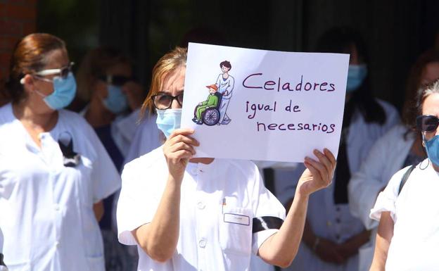 Protesta de los celadores ante el Hospital del Bierzo. /César Sánchez