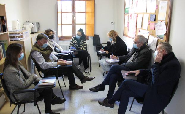 Imagen de la reunión entre el equipo de Gobierno y la AECC en Ponferrada./