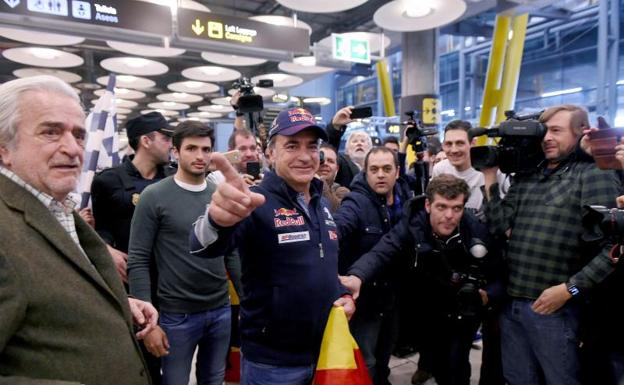 Resultado de imagen de Recibimiento Carlos Sainz hijo a carlos sainz padre aeropuerto madrid