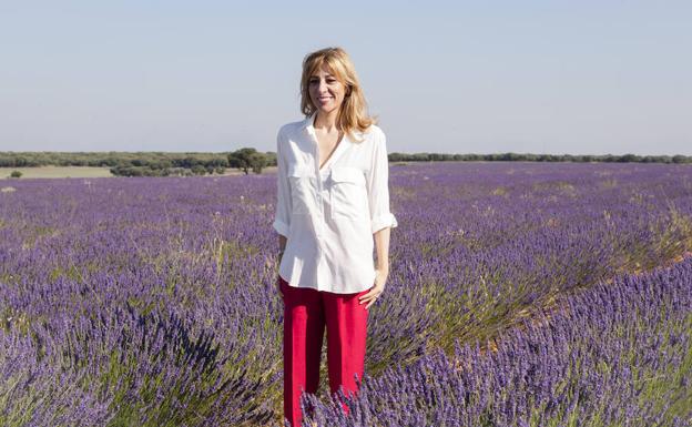 Reyes Monforte posa en un campo de lavanda de Brihuega (Guadalajara) durante la presentación de su última novela./R.C.