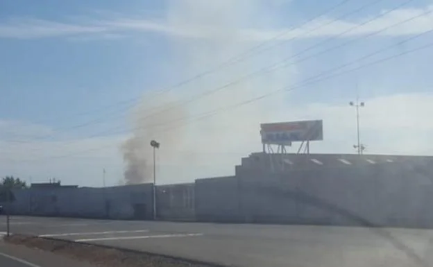 Columna de humo que se avista desde la carretera./D. RodrÃ­guez