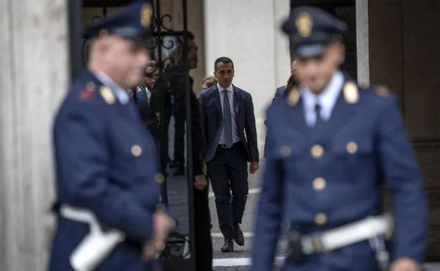El líder del M5S y vicepresidente de Italia, Luigi Di Maio, sale del palacio Chigi en Roma./Efe