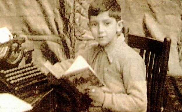 1936. El niño Manuel Alcántara en el colegio de San Agustín. /