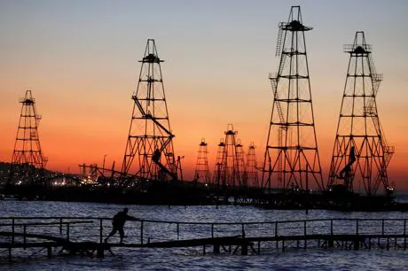 Torres de perforación petrolífera en el Mar Caspio, cerca de la costa de Bakú. / EFE