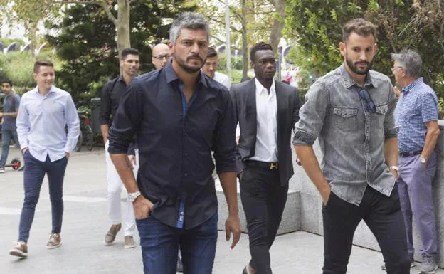 Munúa entra a la Ciudad de la Justicia de Valencia junto con excompañeros de equipo./EFE