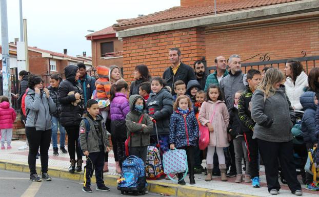 Padres y alumnos, durante la concentración de este miércoles.