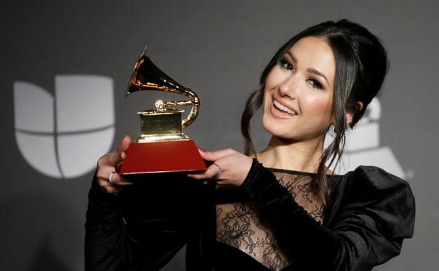 Nella posa con su premio tras la gala. /Reuters