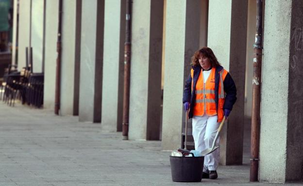 Una trabajadora realiza sus labores de limpieza este domingo /EFE
