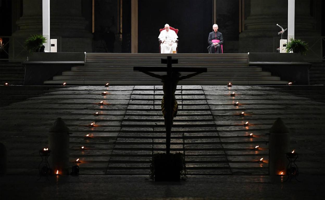 El Papa preside los Santos Oficios en San Pedro con la basílica vacía de fieles | Leonoticias