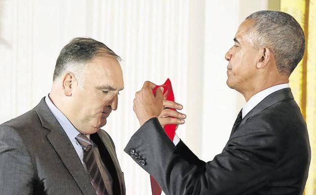 José Andres y Barack Obaman, en 2015 cuando el entonces presidente impuso al cocinero español la Medalla Nacional de Humanidades de EE UU./Reuters