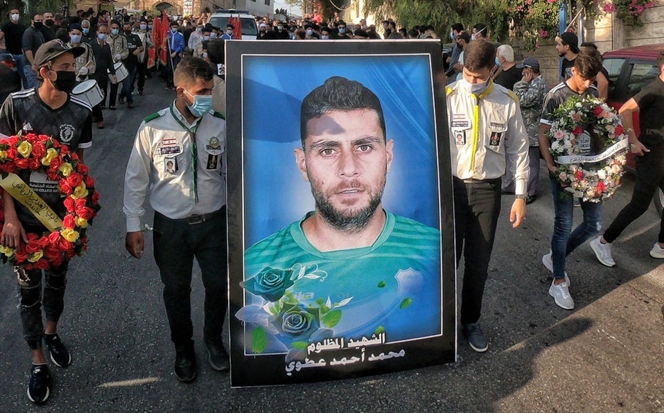 Cuando llueven balas del cielo 1 Una imagen del funeral de Mohamed Atwi.
