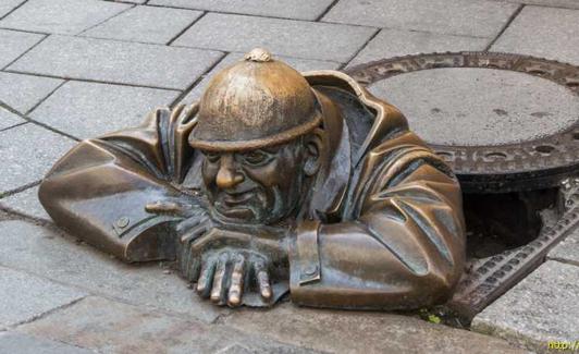El león en la cuneta: un éxito insospechado y con el hito de Bratislava 2 El Cumil es una referencia artística en Bratislava./