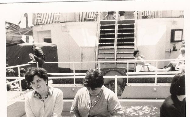 Una «novela sin ficción» tras la huella de la emigración española 1 La madre y abuela del autor Xesús Fraga en la azotea de Montserrat