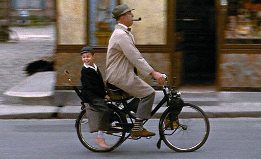 Cabalgando con Brigitte Bardot en un VéloSolex 3 Toda una escena de culto con Tati en su Velosólex en la película My Uncle /