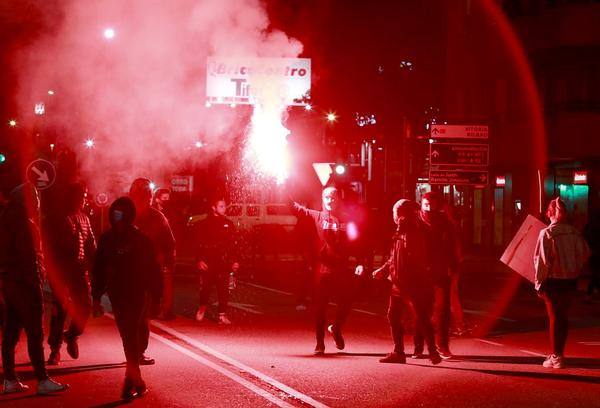Noticias, información y última hora de las nueve provincias de Castilla y León Decenas de personas provocan altercados y se enfrentan a la policía en Gamonal 1 La concentración contra las medidas anticovidias termina en una batalla campal en Gamonal
