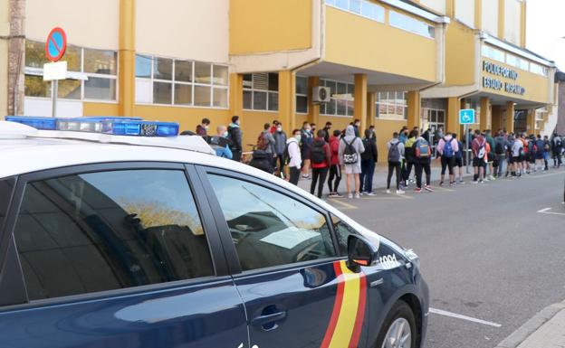 Prevención y nervios para los 4.000 contrarios a Policía Nacional que hacen las pruebas físicas en León 1 Los opositores esperan a ser llamados para entrar en las instalaciones del Hispánico.