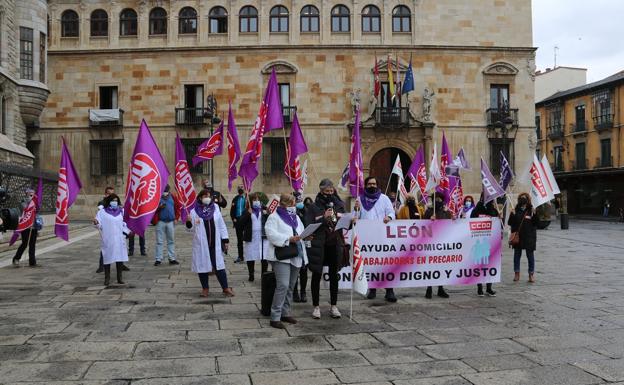 Concentración de las trabajadoras del Servicio de Ayuda a Domicilio esta mañana frente a Botines.