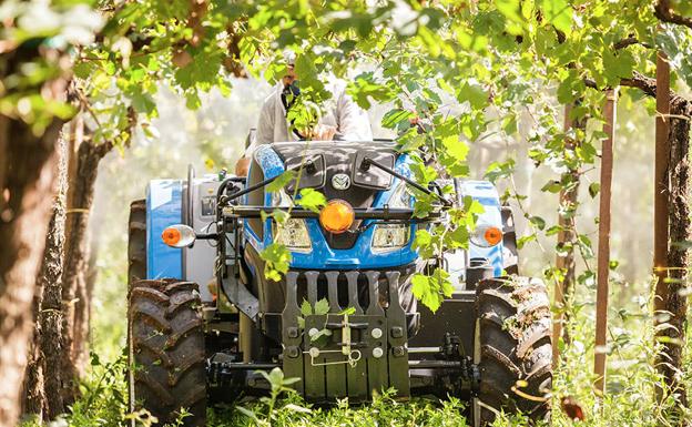 El mercado de los tractores en España. 1 Tractor trabajando en el campo