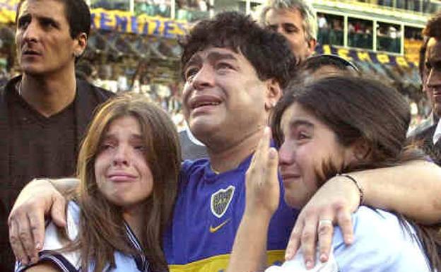 Maradona llora emocionado, acompañado de sus dos hjijas, Dalma Nerea (i) y Giannina Dinora (d), al término del partido homenaje que se le tributó en Buenos Aires. /EFE