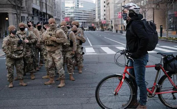 Un escuadrón de la Guardia Nacional se despliega por el centro de la ciudad./AFP | Vídeo: Virginia carrasco
