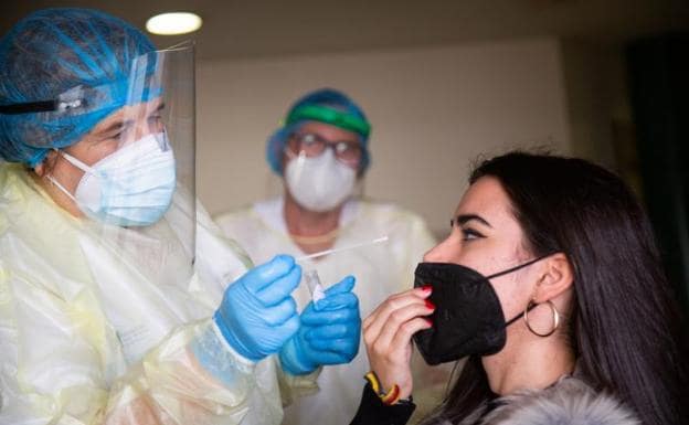 Una mujer se somete a una prueba de antígenos en un dispositivo de cribado masivo instalado en el centro de salud de Ciudad Jardín, en Badajoz, Extremadura (España) /EP