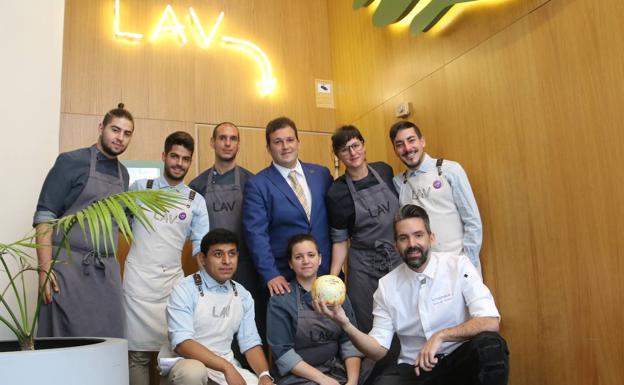 Javier del Blanco y Daniel Giganto junto a su equipo en la entrada del restaurante LAV posan con el Sol Guía Repsol 2021.