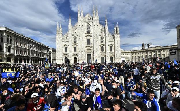 Los 'tifosi' celebrando en Milán/REUTERS