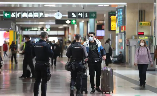 Controles policiales en la estación madrileña de Chamartin./EFE