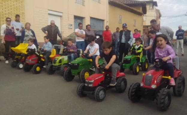 Carrera de tractores infantil en la festividad de San Isidro en San Cristóbal de Entreviñas.