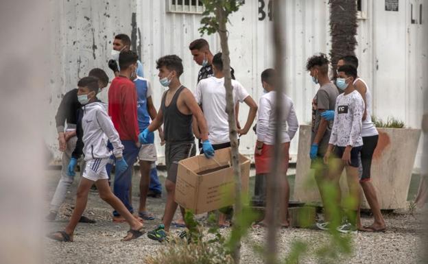Varios menores en el interior del albergue de Piniers a donde han sido trasladados algunos de los 850 menores inmigrantes que permanecen en la ciudad española de Ceuta /EFE