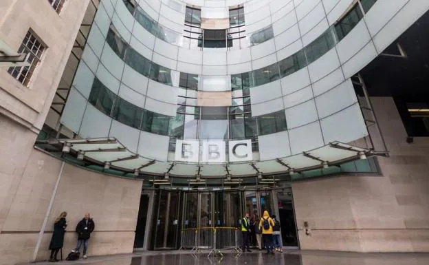 La crisis de la BBC por la entrevista a Diana se cobra las primeras bajas